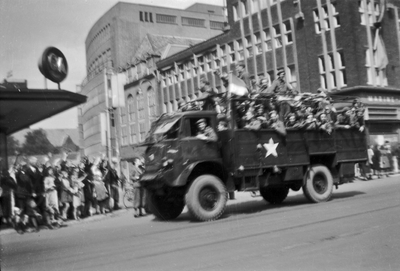 818815 Afbeelding van een legertruck met militairen op het Vredenburg te Utrecht; op de achtergrond de ingang van de ...